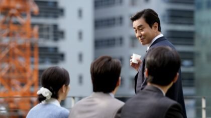 O ator Ryu Seung-ryong com expressão cansada nas ruas de Seul.