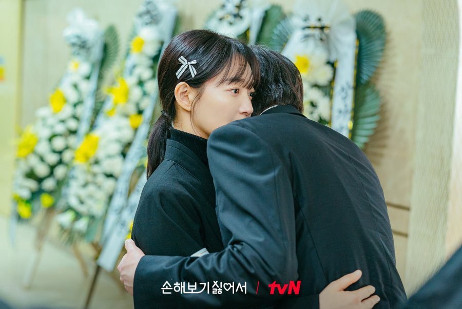 Son Hae yeong e Kim Ji uk discutindo em Os Lucros do Amor