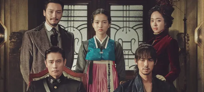 Go Ae-shin com trajes de época e Eugene Choi se encarando em cena de Mr. Sunshine