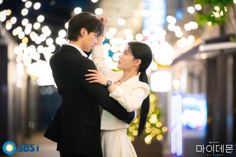 Song Kang e Kim Yoo-jung dançando tango no dorama Meu Demônio Favorito.