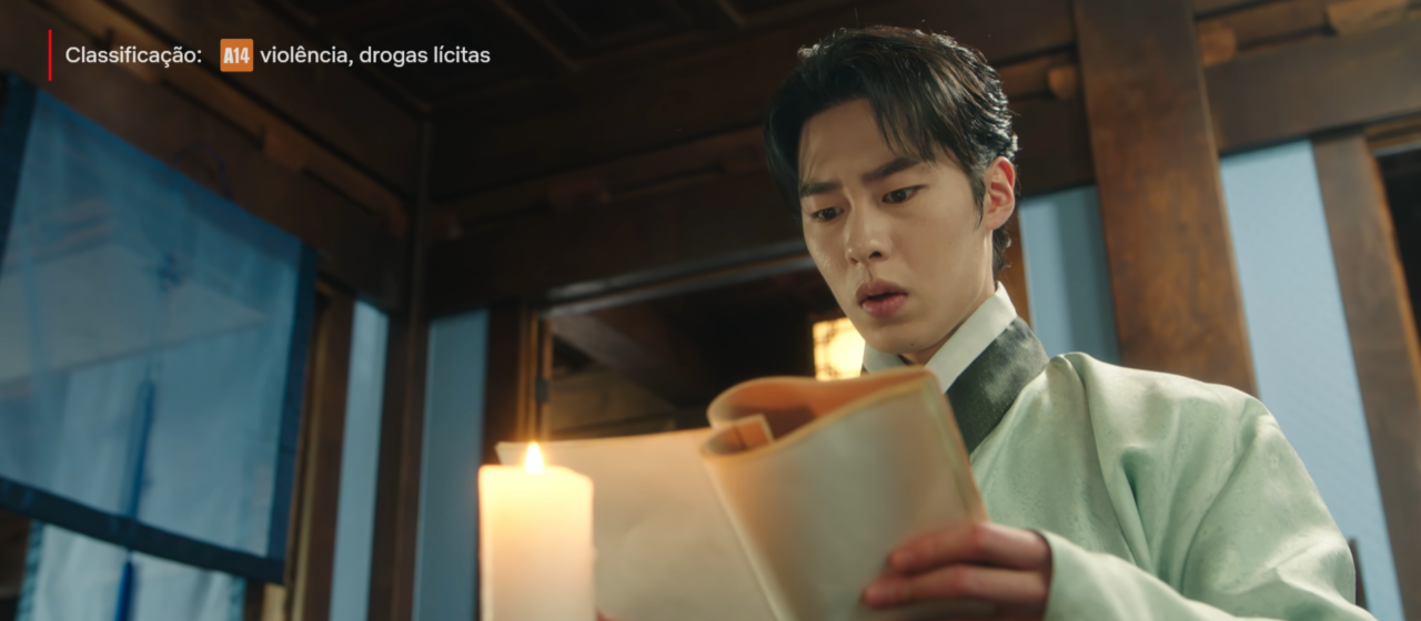 O ator Lee Jae-wook com figurino escuro contrastando com a atriz Go Yoon-jung na segunda fase de Alquimia das Almas.