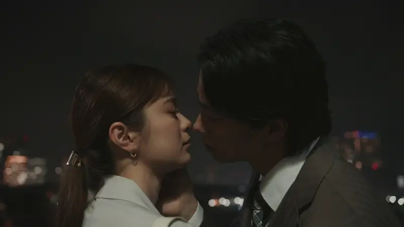 O ator Totsuka Shota com expressão rígida em cena do j-drama.