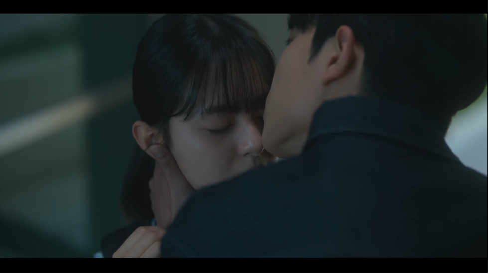 U Yeon e Gi Jeong em um momento fofo
