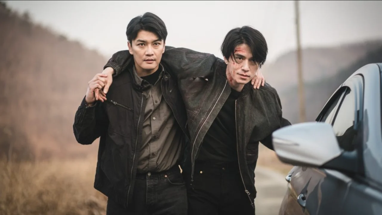 O ator Lee Dong-wook machucado saindo de um táxi.