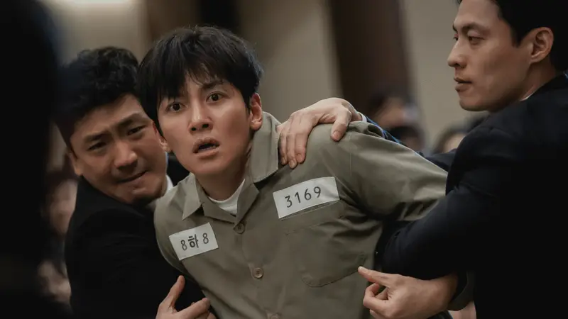 O ator Ji Chang-wook vestido de forma simples, aparentando preocupação.