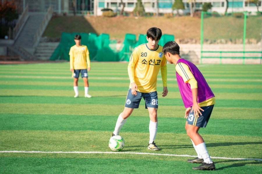 Lomon como Kang Si Yeol: O atacante de futebol estrela com coração caloroso por baixo de sua fachada narcisista. Lomon ganhou popularidade com sua atuação em "Revenge of Others".
