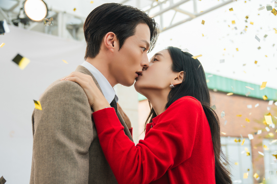 Cena romântica intensa entre os protagonistas do dorama Beijo Explosivo na Netflix.