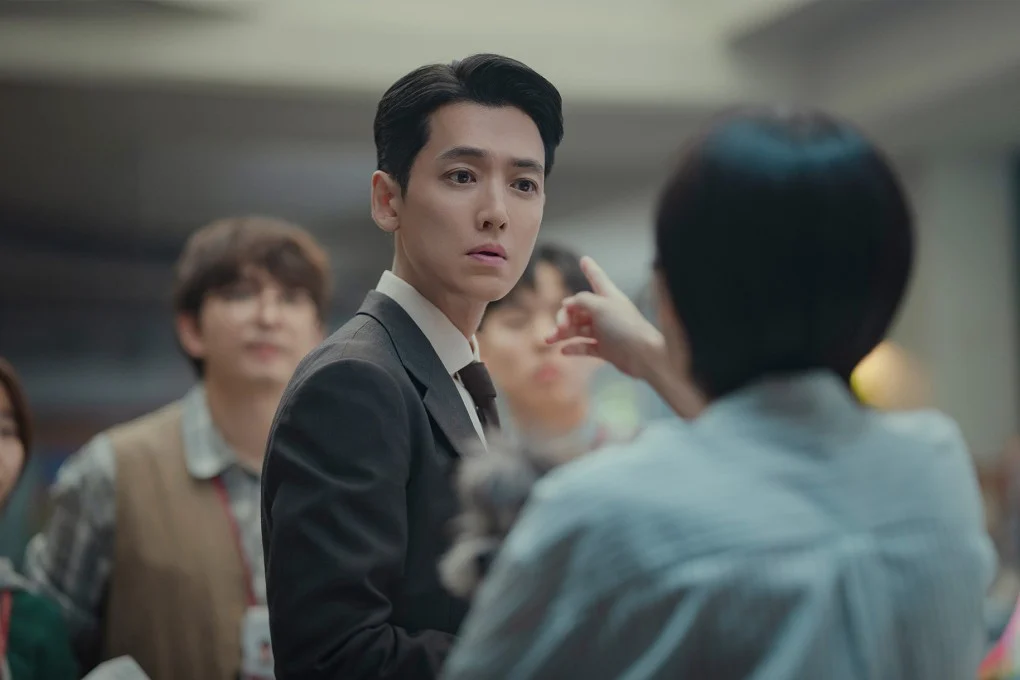 Atriz So Ju-yeon como Gi-Ppeum confrontando o vilão no dorama Pro Bono.
