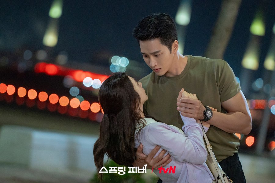 Cena romântica entre os protagonistas de Febre de Primavera, dorama da tvN