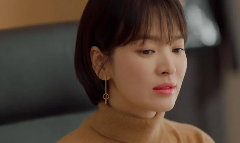 Cha Soo-hyun aparece séria e elegante em seu escritório de CEO no k-drama Encounter.