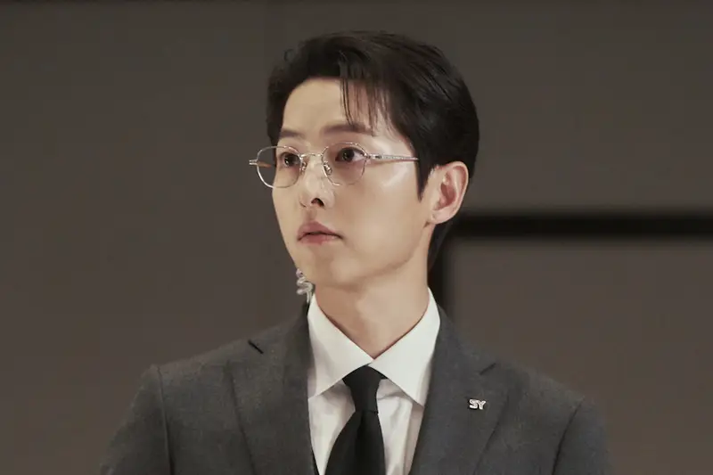 Song Joong-ki no dorama Renascendo Rico.