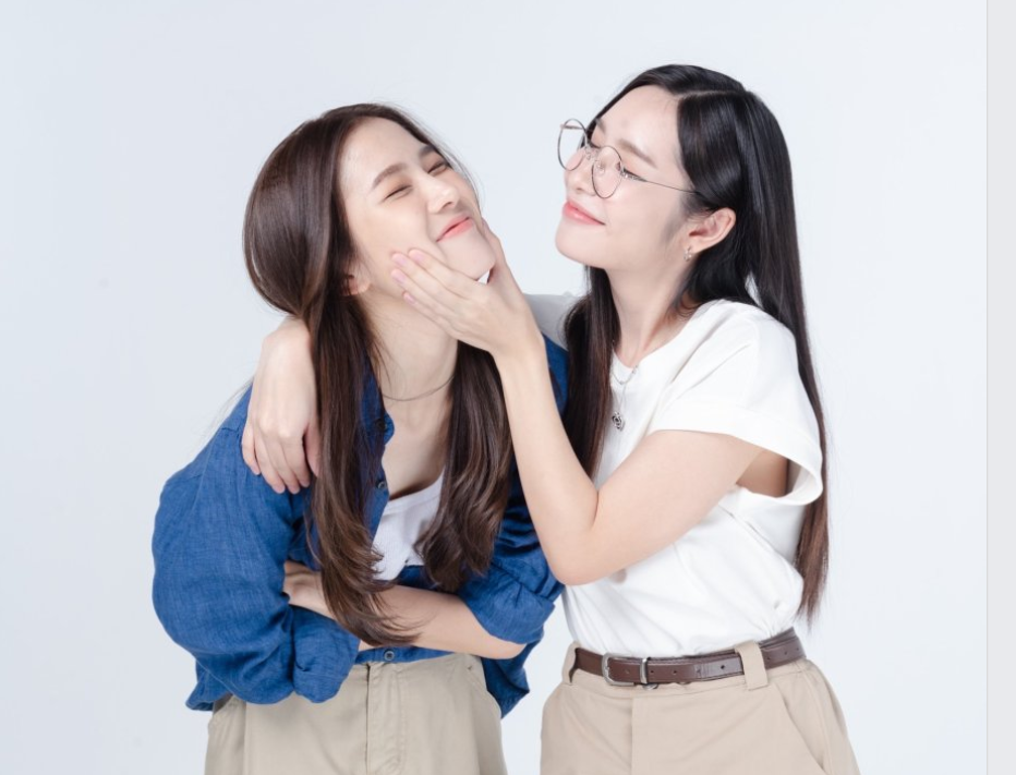 Atrizes Anda Anunta e Lookkaew Kamollak do grupo Cosmos.
