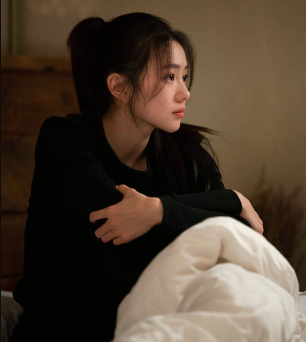 A protagonista Jiang Xiao Yuan enfrentando as dificuldades de sua nova realidade pobre.