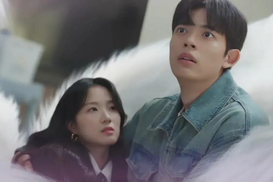 Gumiho Eun-ho e Lomon como o jogador Kang Si-yeol em De Repente Humana.