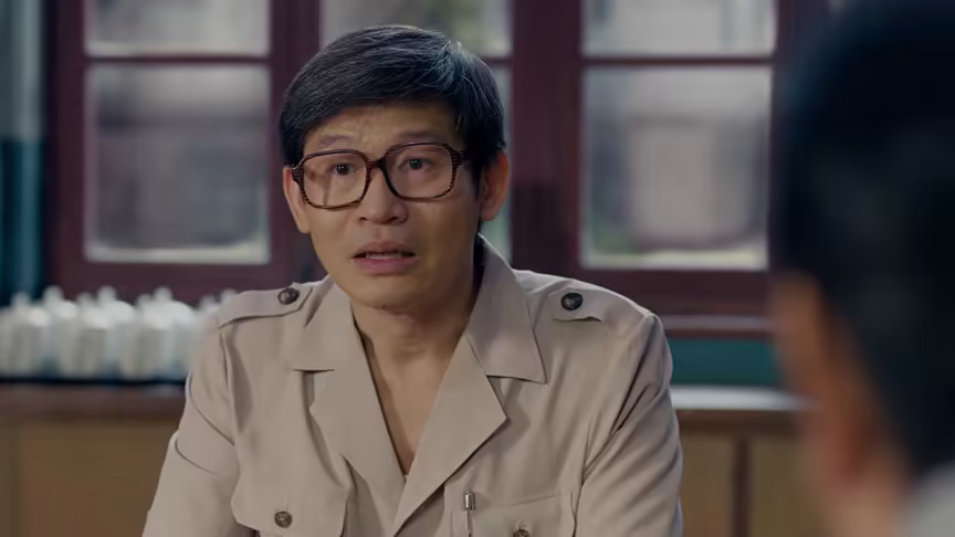 Zhao Liying brilha como uma funcionária pública.