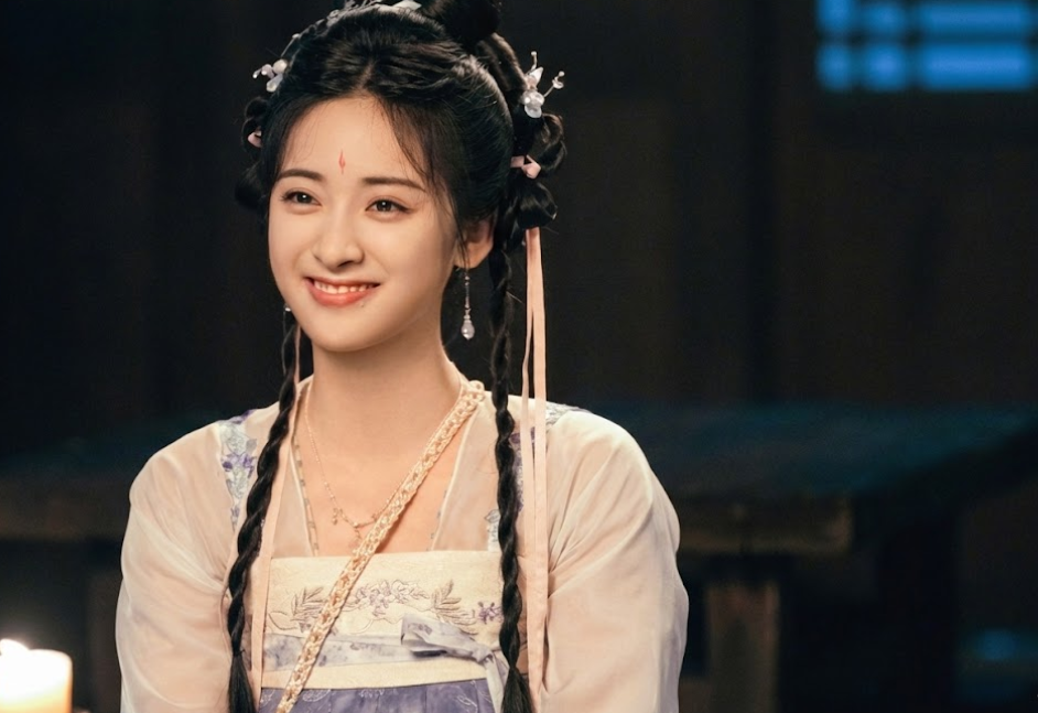 Atriz Shen Yue sorrindo em cena do dorama chinês Amor no Pavilhão com figurino colorido.
