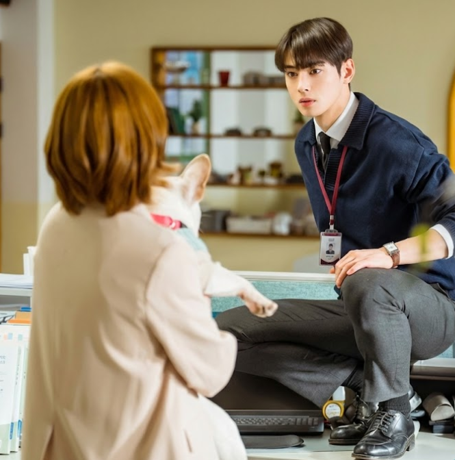 Ator Cha Eun-woo olhando com receio para a atriz Park Gyu-young no dorama Um Bom Dia Para Ser um Cachorro.