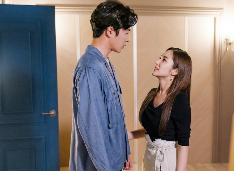Atores Park Min-young e Kim Jae-wook em cena romântica intensa no dorama A Vida Pessoal Dela.