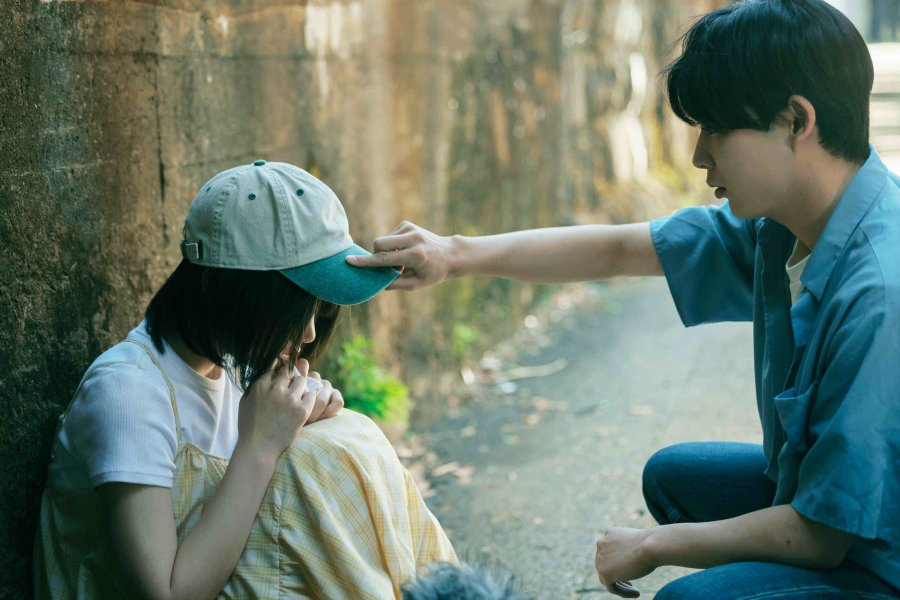 Ator Dean Fujioka com expressão séria e pensativa no filme japonês Sabor e Lágrimas.