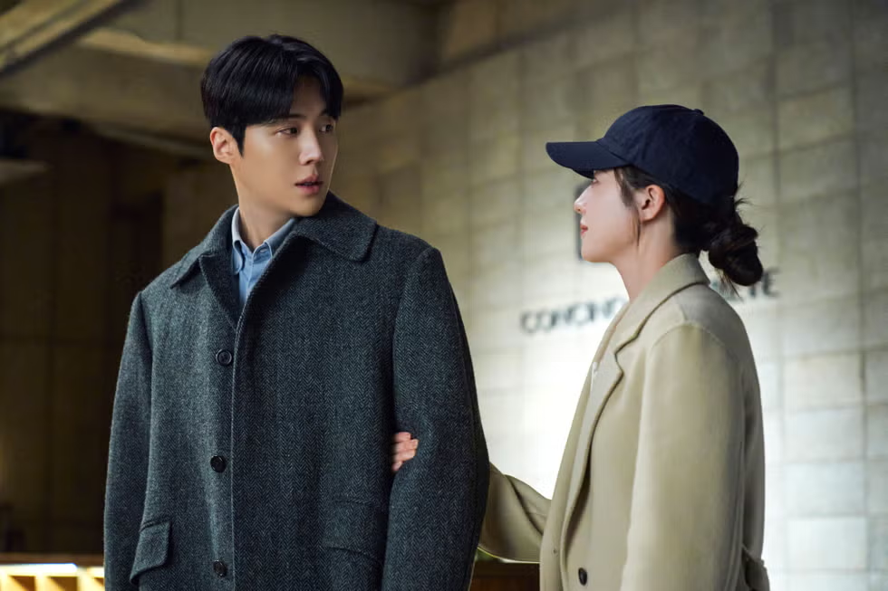 Atores Kim Seon-ho e Go Youn-jung se olhando intensamente em cena do dorama O Amor Pode Ser Traduzido.