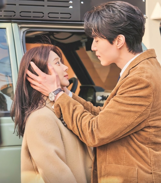 Lee Dong-wook e Lee Joo-bin em cena romântica no drama Seguro para Divorciados.
