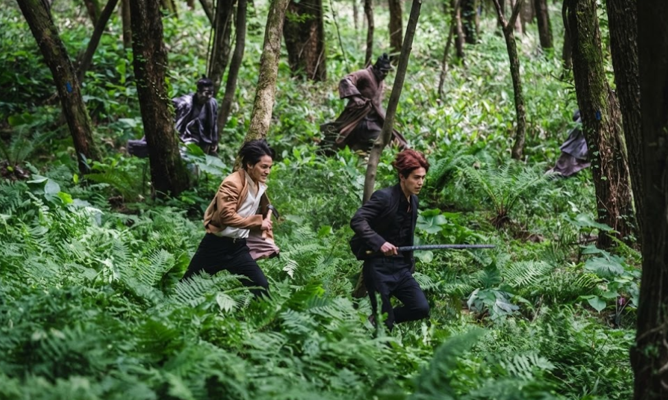 Lee Dong-wook e Kim Bum em cena de ação na série Conto das Nove Caudas 1938.