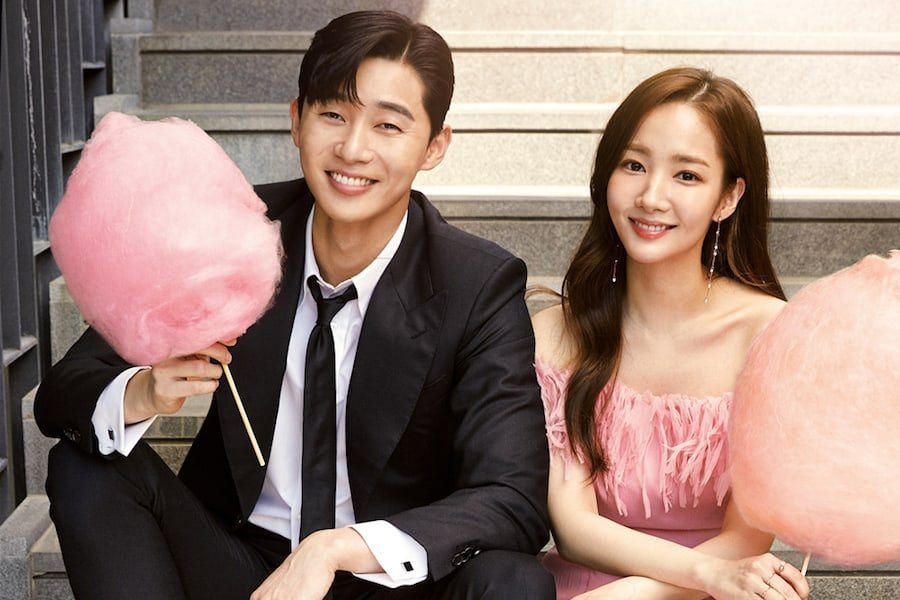 Cena romântica entre Park Seo-joon e Park Min-young no dorama O Que Houve com a Secretária Kim.