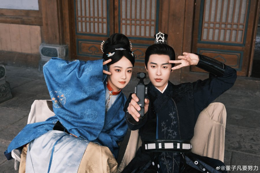 Ator Dong Zi Fan caracterizado como general no drama Glória nas Sombras.