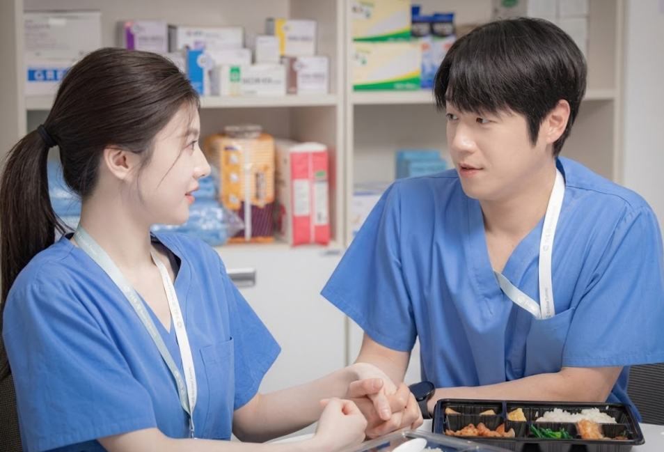 Atriz Go Youn-jung em cena dramática no dorama Resident Playbook.