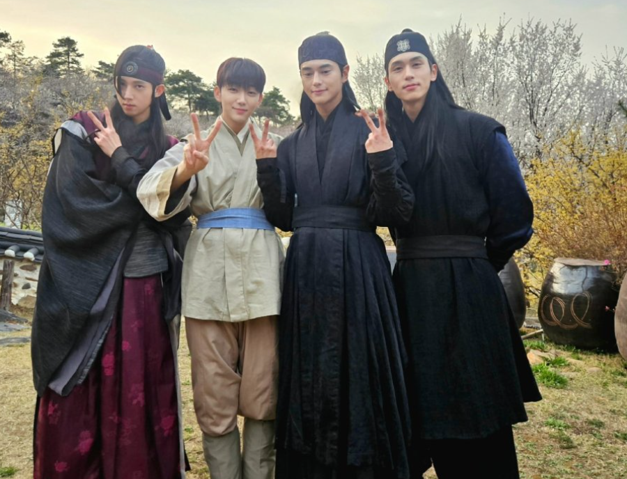 Elenco principal do dorama coreano A História de Bihyung reunido.