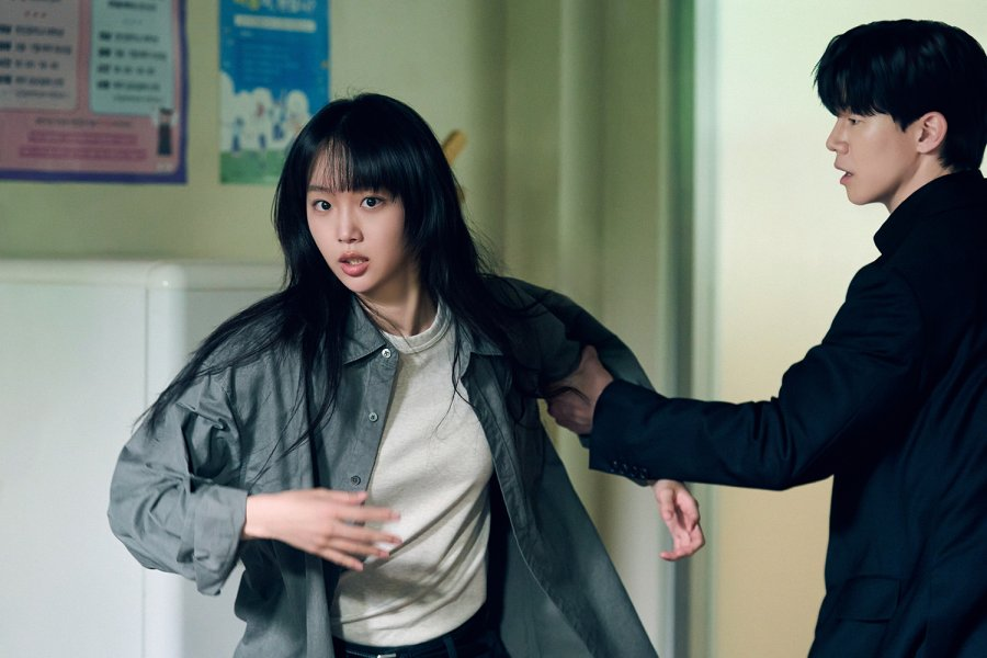 Ator Kim Mu-yeol em cena de ação no dorama Aprendendo a Lição.
