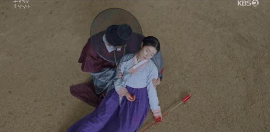 Hong Eun-jo cercada por flechas no drama À Minha Ladra Querida.