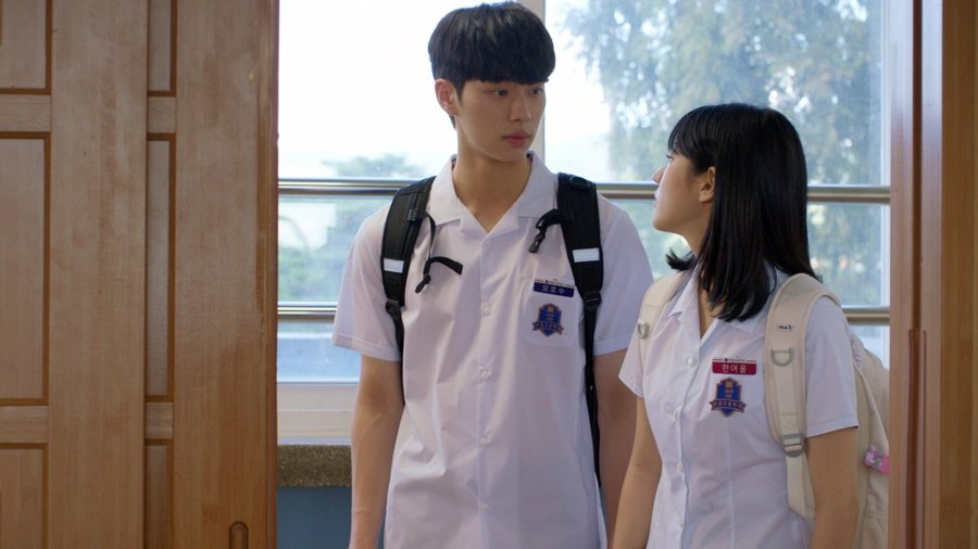 Yeo Wool em cena cotidiana no ambiente escolar de Every Day We.