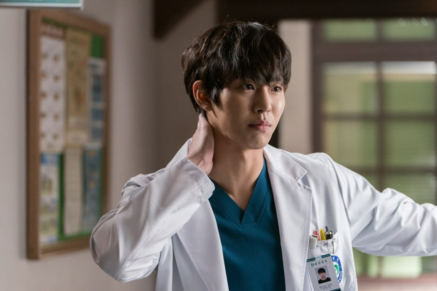 Ahn Hyo Seop como cirurgião Seo Woo-jin em Dr. Romantic.