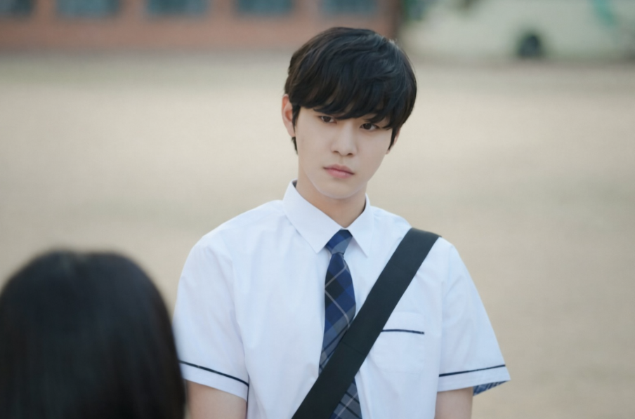 Ahn Hyo Seop em cena emocional de romance coreano com viagem no tempo.