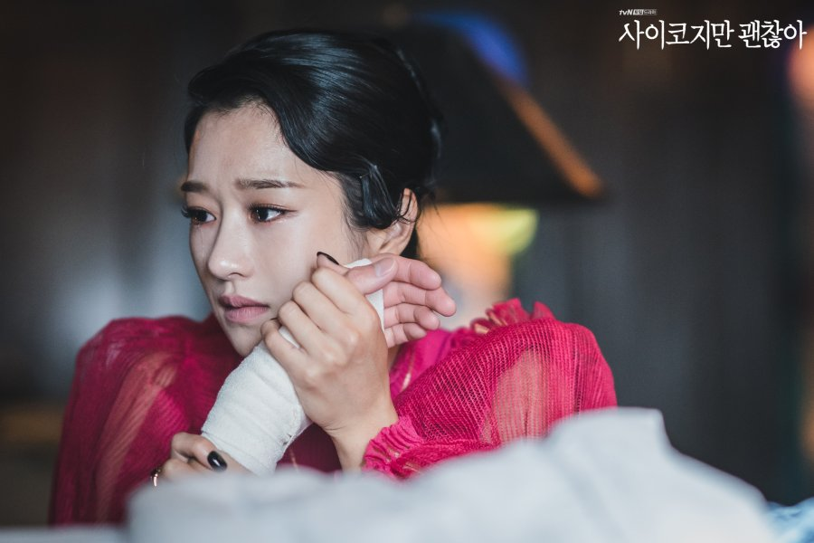 Ko Moon Young personagem de Tudo Bem Não Ser Normal representando trauma e saúde mental feminina