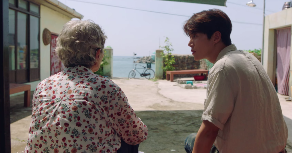 Personagem em dorama coreano com expressão serena.
