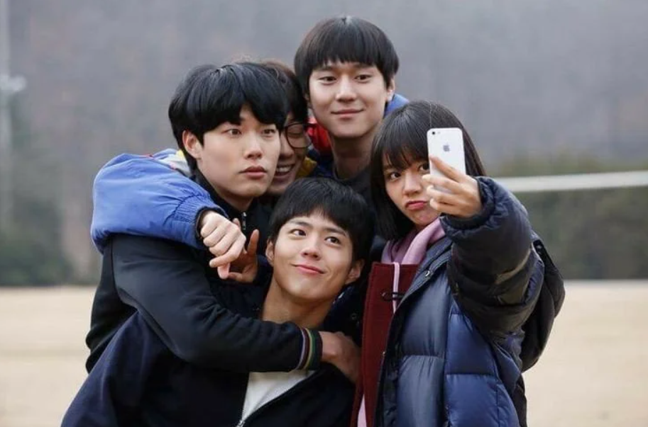 personagens vivendo rotina simples em dorama coreano.
