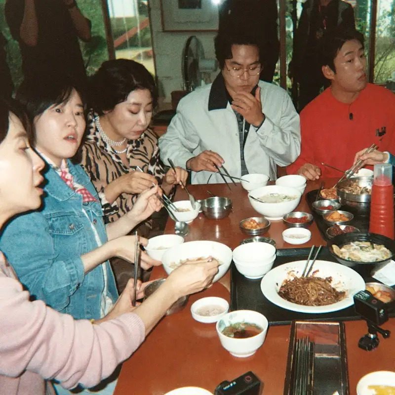 família reunida em cena doméstica de Reply 1988.