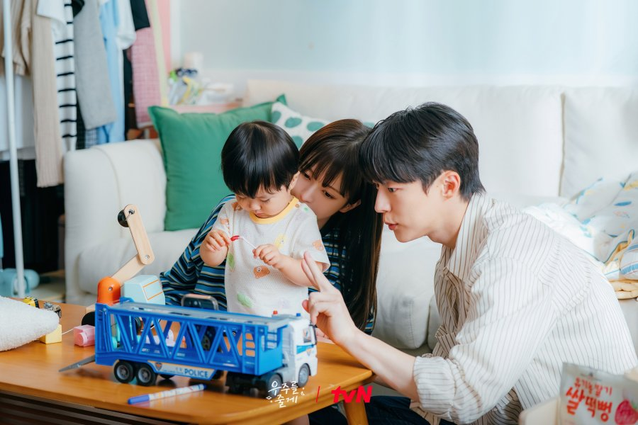 cena final com os protagonistas e o bebê no k-drama Nosso Universo