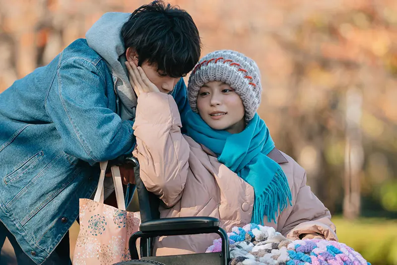 Riko Nagase como Koharu Fuyutsuki, protagonista cega do dorama Amor Invisível Sob o Céu Limpo da Noite.