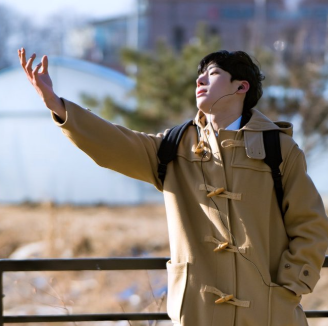 Choo Young-woo como Jin Hong-seok em você me faz dancar.