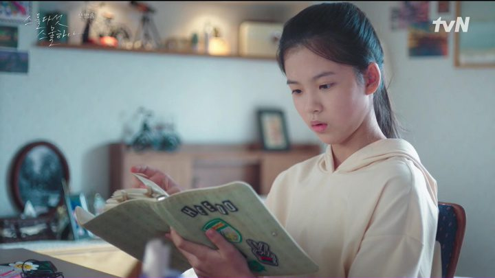Kim Min-chae lendo diário Vinte e Cinco, Vinte e Um.