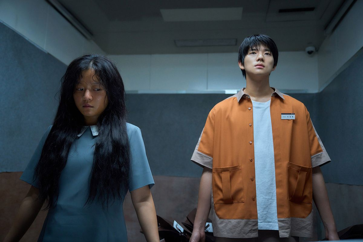 Moon Sang Min interpretando o personagem Kyung-rok no filme Pavana.