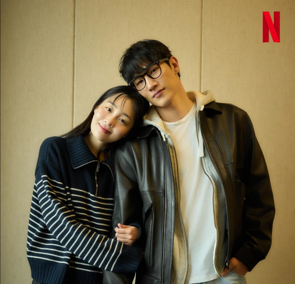Os atores coreanos Kim Min-ha e Noh Sang-hyun lado a lado, esbanjando química visual para a nova comédia romântica.