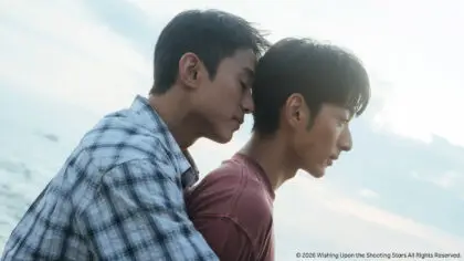 Atores Chu Meng-Hsuan e Jed Chung em cena do dorama Desejo sob estrelas cadentes.
