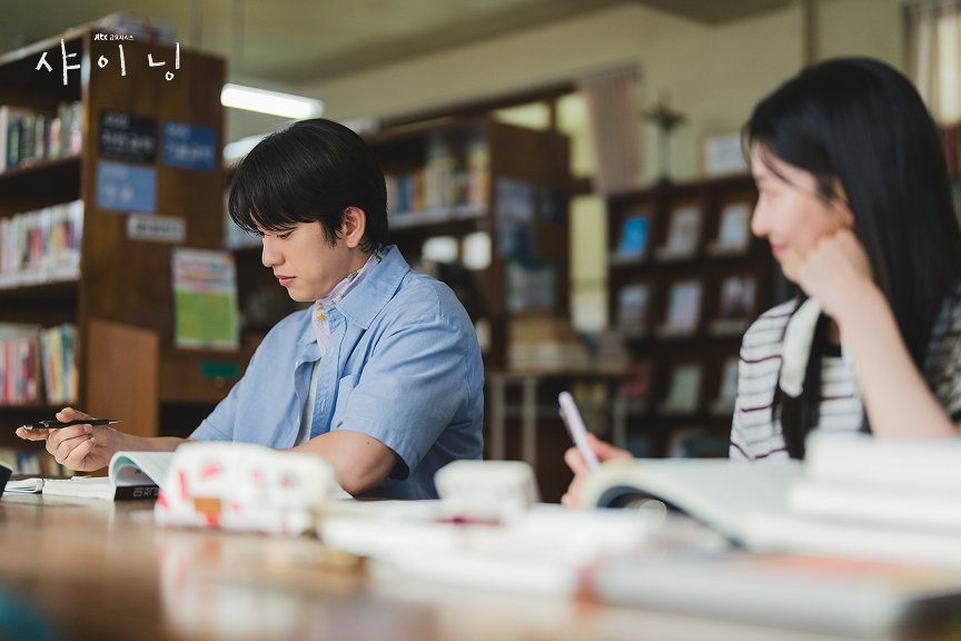Cena romântica do dorama Um Amor que Ilumina com os protagonistas Park Jin-young e Kim Min-ju.