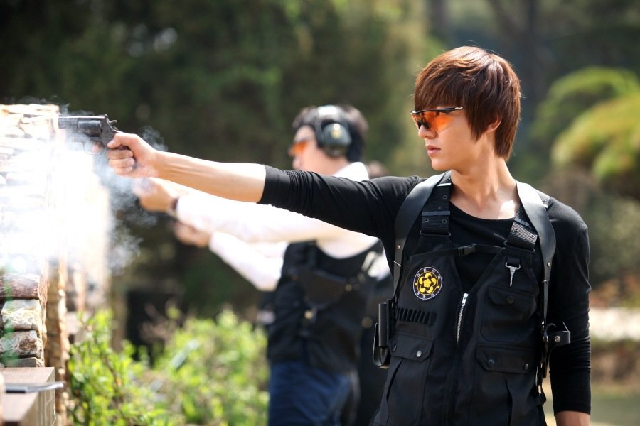 Lee Min-ho caracterizado como o letal agente Lee Yoon-sung na série de ação City Hunter.