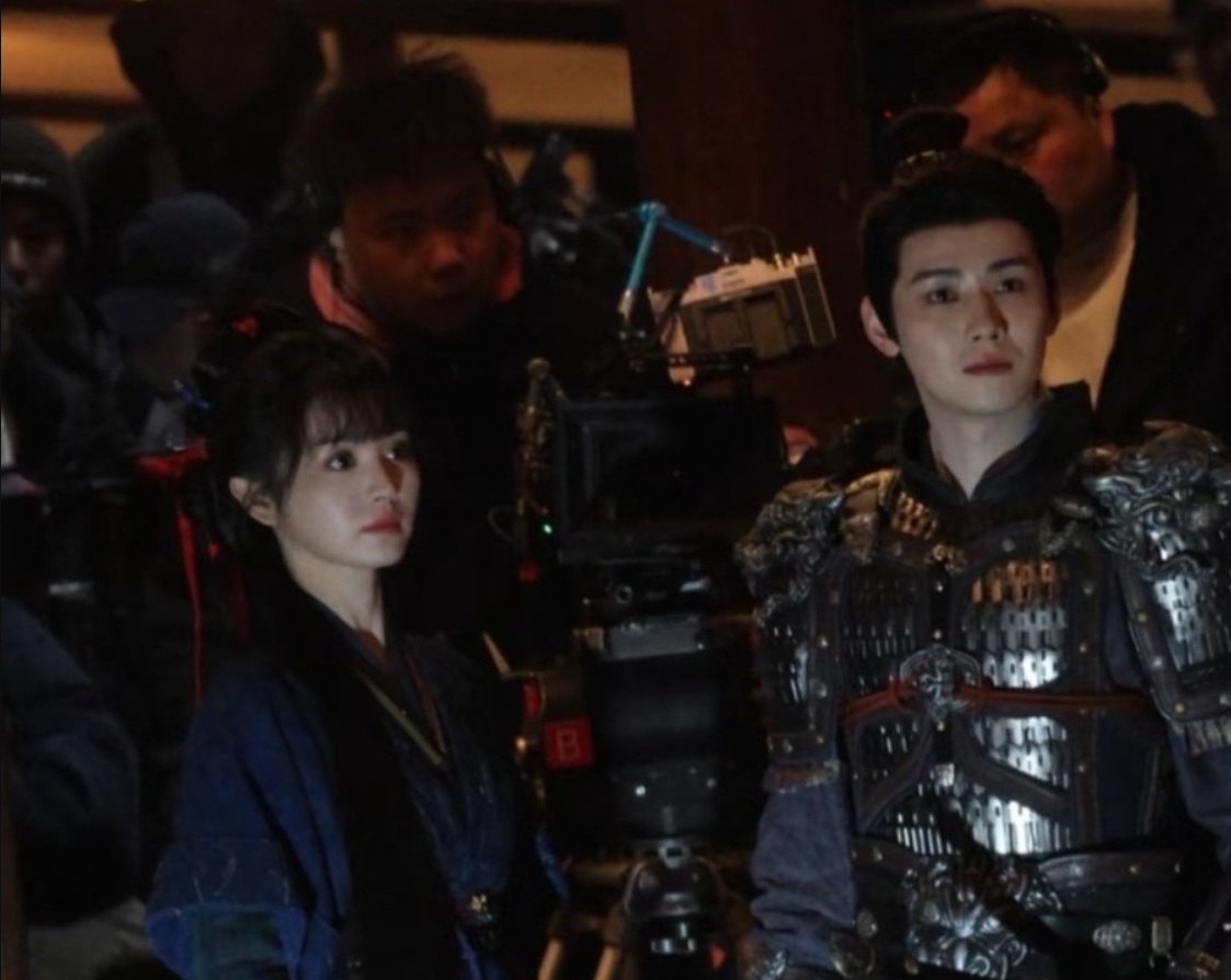 Tian Xiwei como a General Flor de Ameixeira em cena de batalha no dorama Por Você.
