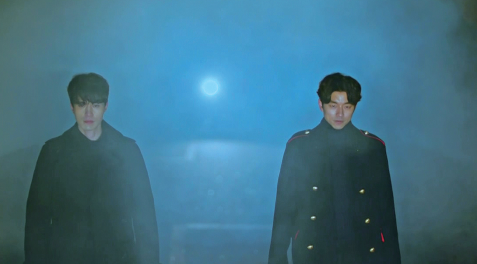Gong Yoo e Lee Dong-wook caminhando lado a lado no meio da névoa.